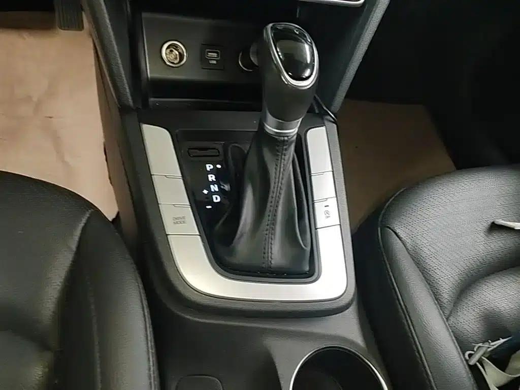 Hyundai Elantra 2019 1.5L CVT Smart Elite Edition — миниатюра 14