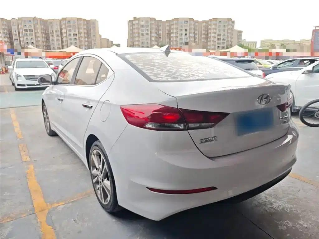 Hyundai Elantra 2016 1.6L Automatic Smart Elite Edition — миниатюра 5