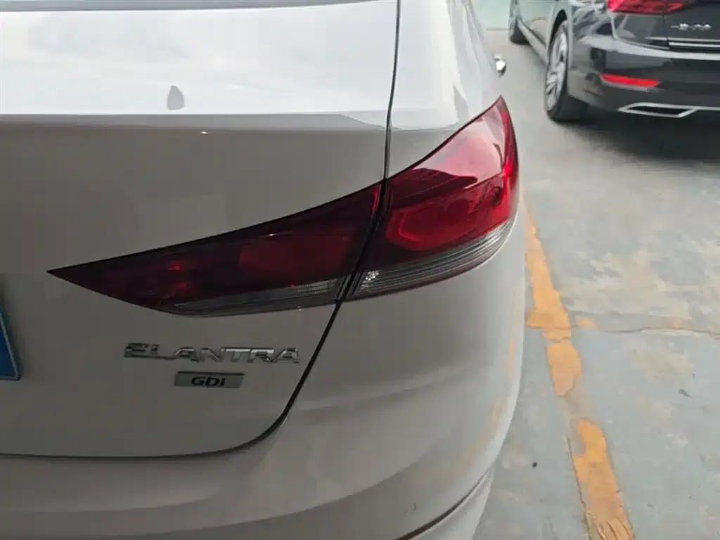 Hyundai Elantra 2016 1.6L Automatic Smart Elite Edition — миниатюра 8