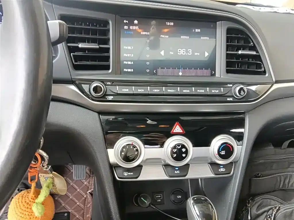 Hyundai Elantra 2019 1.5L CVT Smart Elite Edition — миниатюра 13