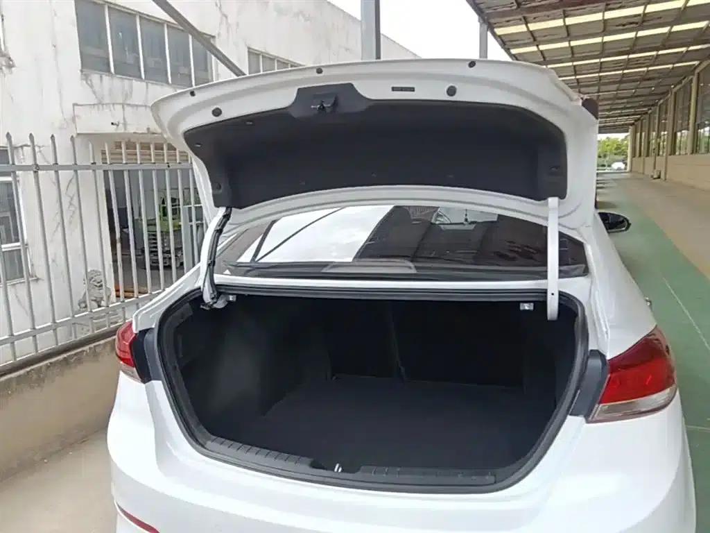 Hyundai Elantra 2019 1.5L CVT Smart Elite Edition — миниатюра 19