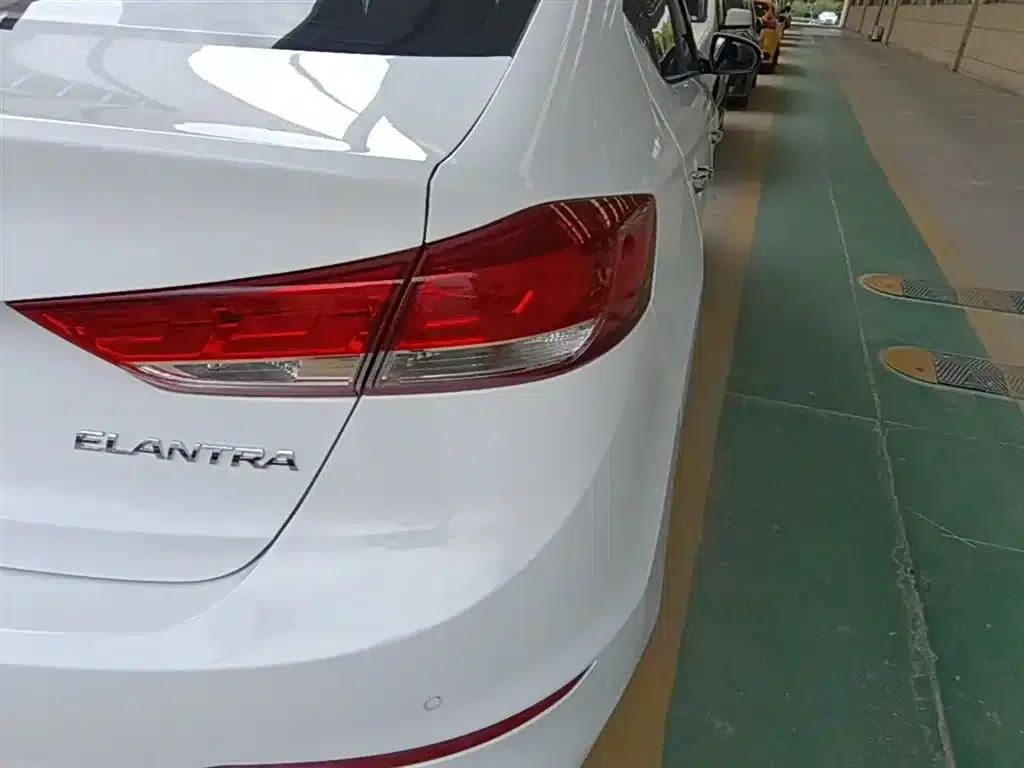 Hyundai Elantra 2019 1.5L CVT Smart Elite Edition — миниатюра 8