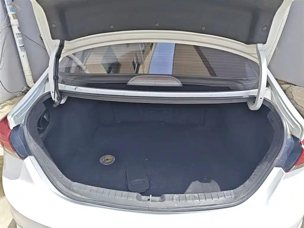 Hyundai Elantra 2016 1.6L Automatic Smart Elite Edition — миниатюра 19