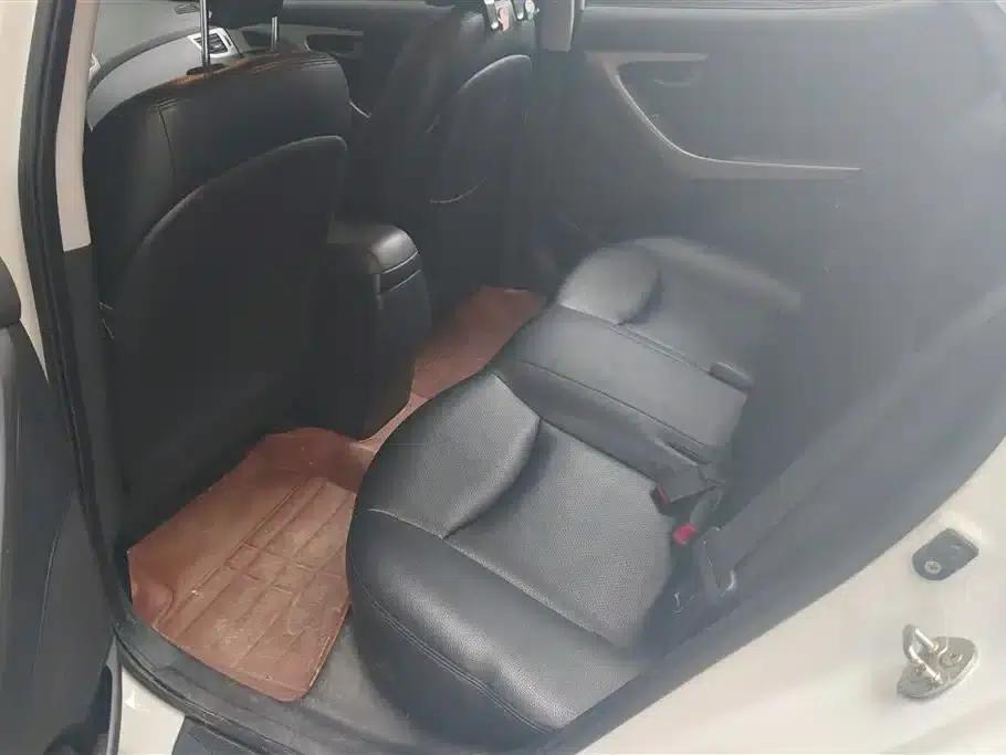 Hyundai Elantra 2016 1.6L Manual Fashion Edition — миниатюра 11