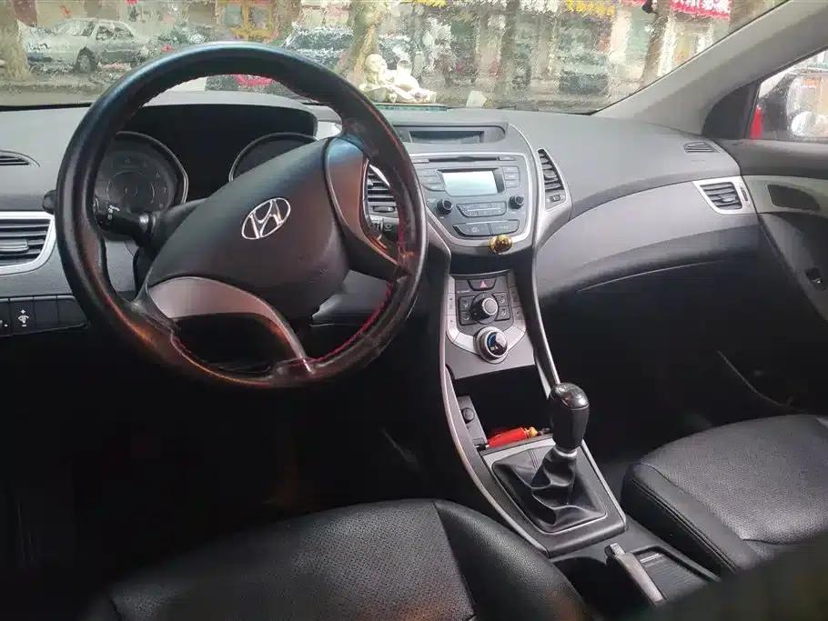 Hyundai Elantra 2016 1.6L Manual Fashion Edition — миниатюра 12