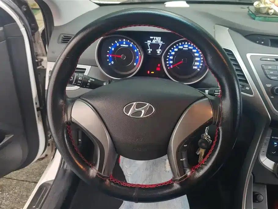 Hyundai Elantra 2016 1.6L Manual Fashion Edition — миниатюра 15