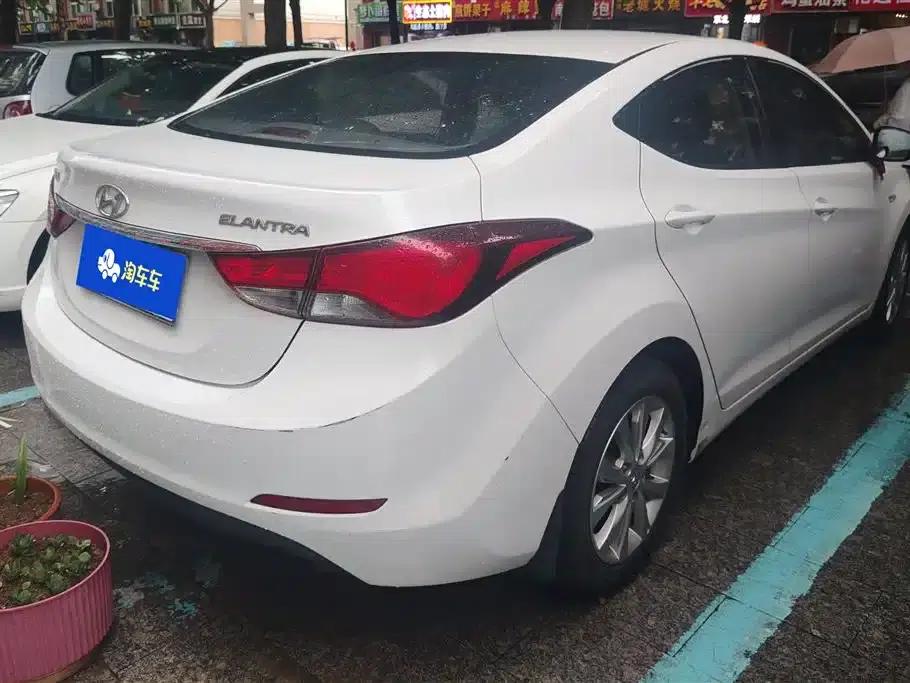 Hyundai Elantra 2016 1.6L Manual Fashion Edition — миниатюра 3