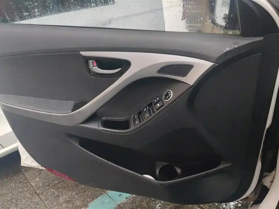 Hyundai Elantra 2016 1.6L Manual Fashion Edition — миниатюра 7