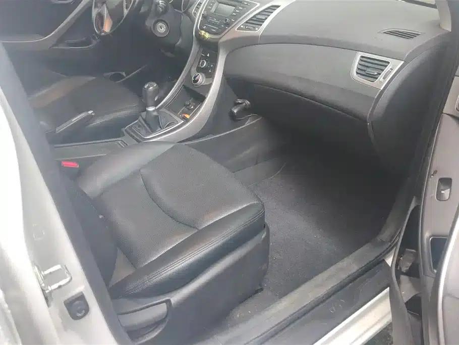 Hyundai Elantra 2016 1.6L Manual Fashion Edition — миниатюра 8