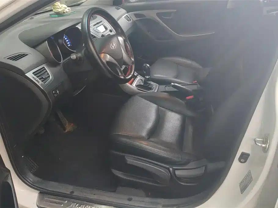 Hyundai Elantra 2016 1.6L Manual Fashion Edition — миниатюра 9