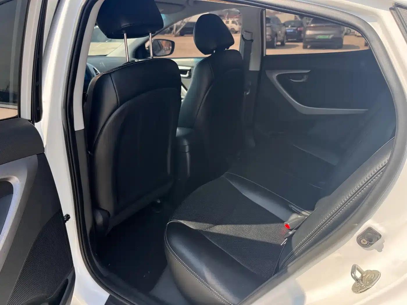 Hyundai Elantra 2016 1.6L Automatic Smart Edition — миниатюра 6