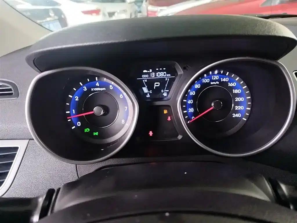 Hyundai Elantra 2015 1.6L Automatic Fashion Edition — миниатюра 12