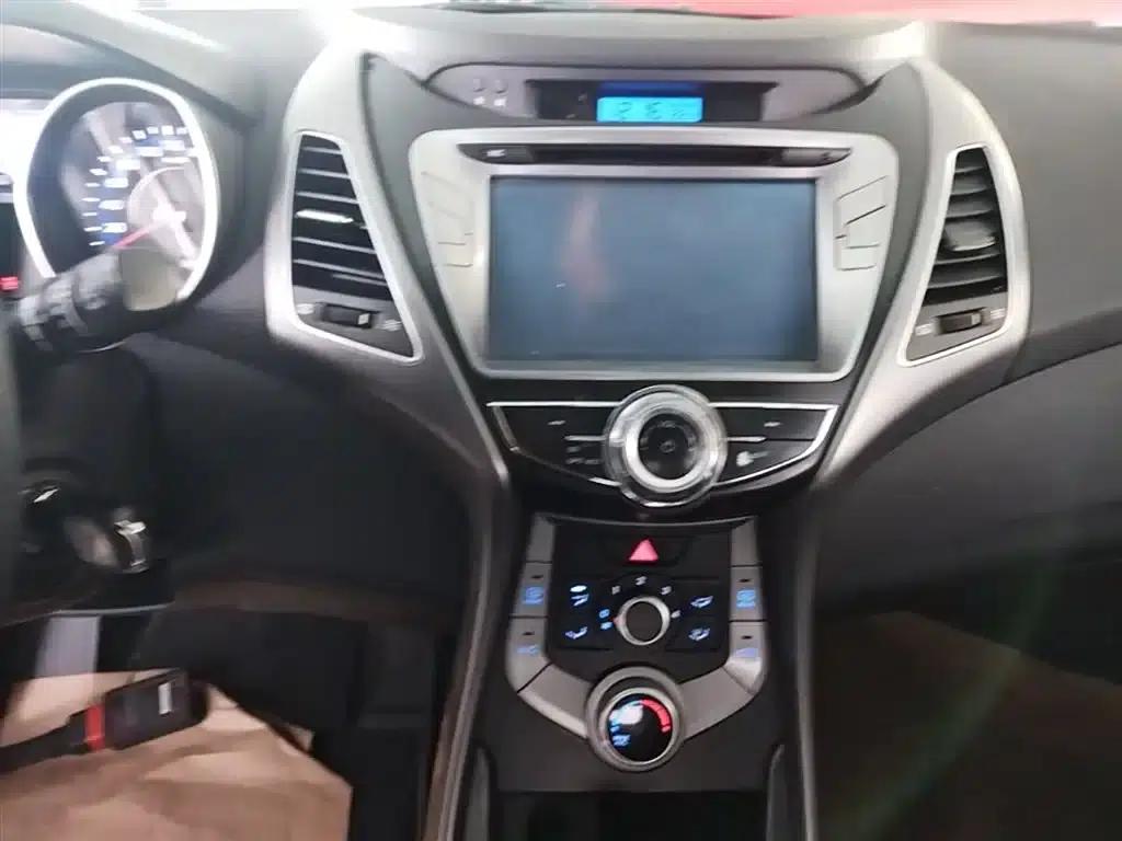 Hyundai Elantra 2015 1.6L Automatic Fashion Edition — миниатюра 13