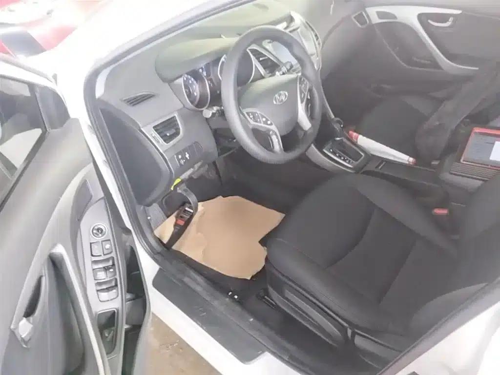 Hyundai Elantra 2015 1.6L Automatic Fashion Edition — миниатюра 16