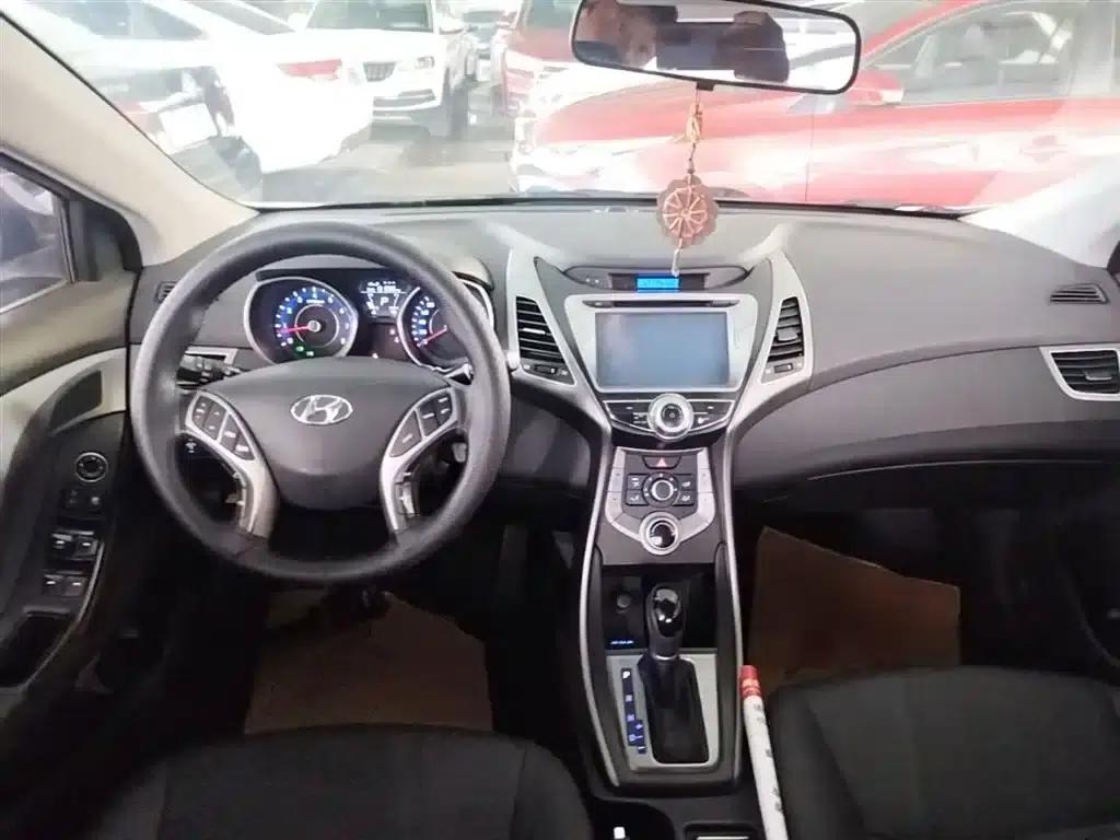 Hyundai Elantra 2015 1.6L Automatic Fashion Edition — миниатюра 10