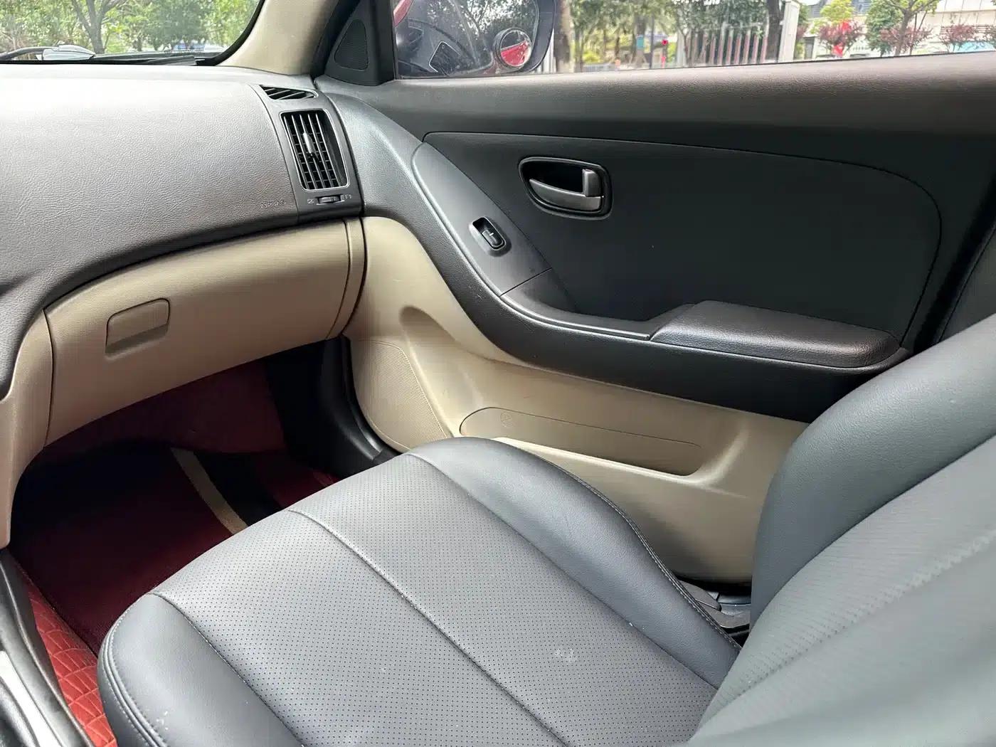 Hyundai Elantra 2011 1.6L Manual Comfort Edition — миниатюра 9