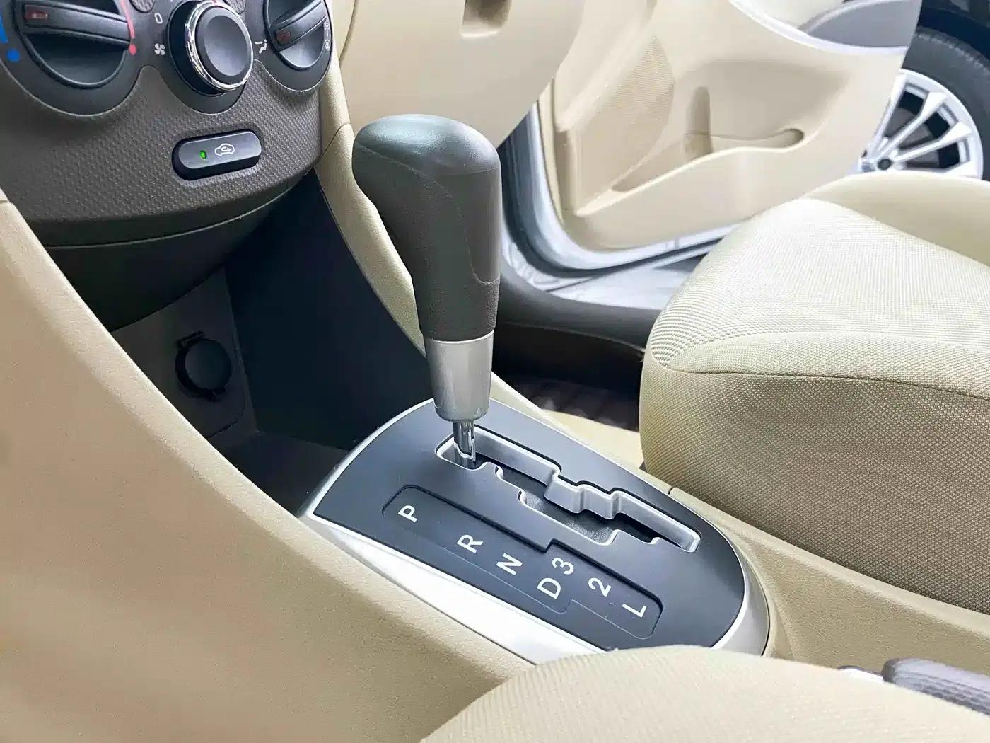 2010 Hyundai Reina Sedan 1.4L Automatic Fashion GT — миниатюра 12