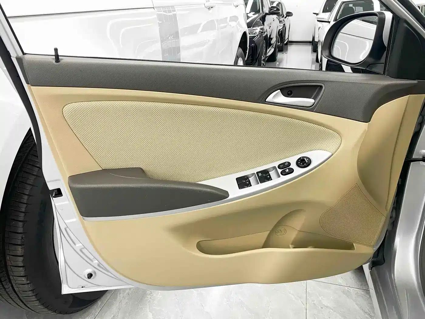 2010 Hyundai Reina Sedan 1.4L Automatic Fashion GT — миниатюра 14