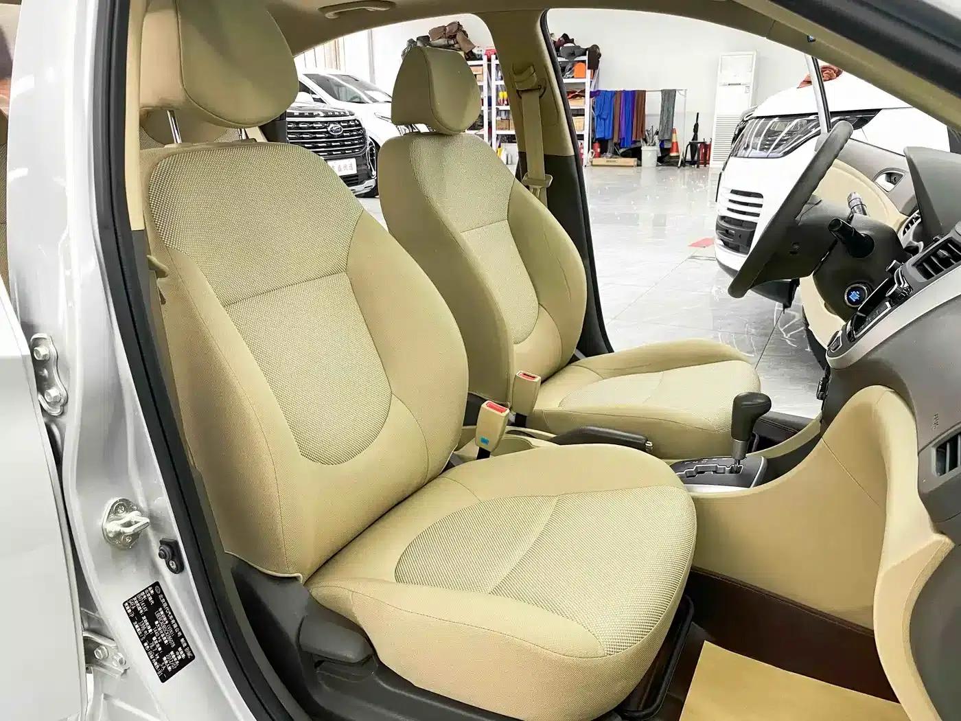 2010 Hyundai Reina Sedan 1.4L Automatic Fashion GT — миниатюра 17
