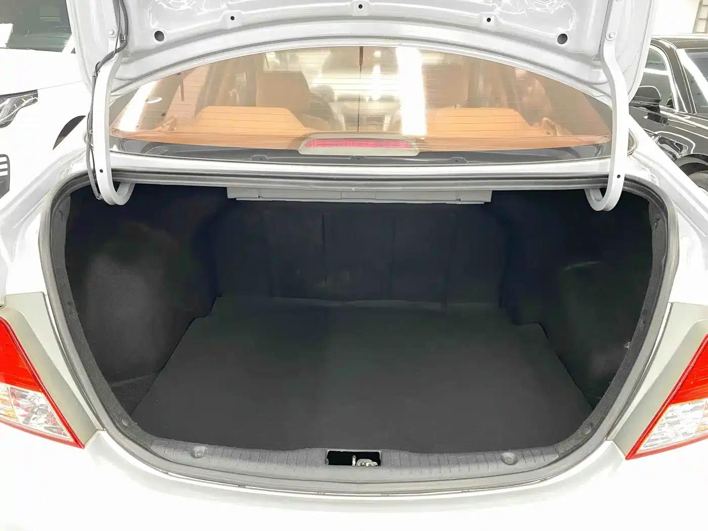 2010 Hyundai Reina Sedan 1.4L Automatic Fashion GT — миниатюра 19