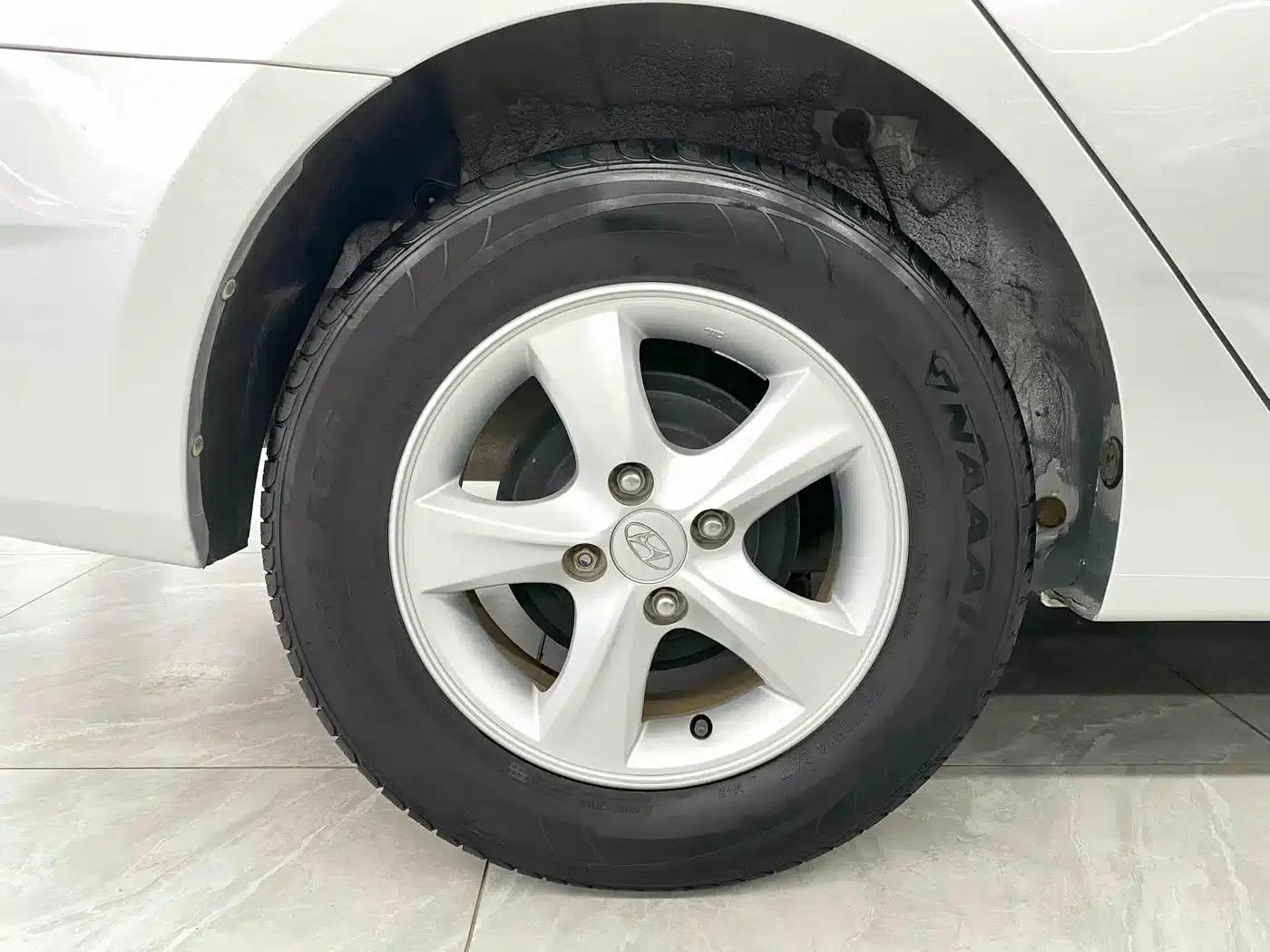 2010 Hyundai Reina Sedan 1.4L Automatic Fashion GT — миниатюра 21