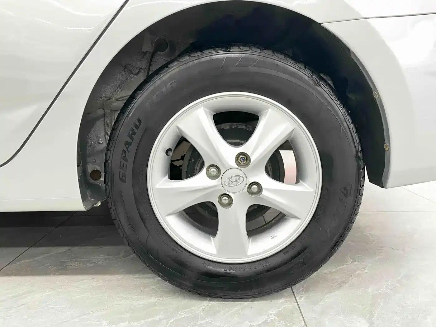 2010 Hyundai Reina Sedan 1.4L Automatic Fashion GT — миниатюра 22