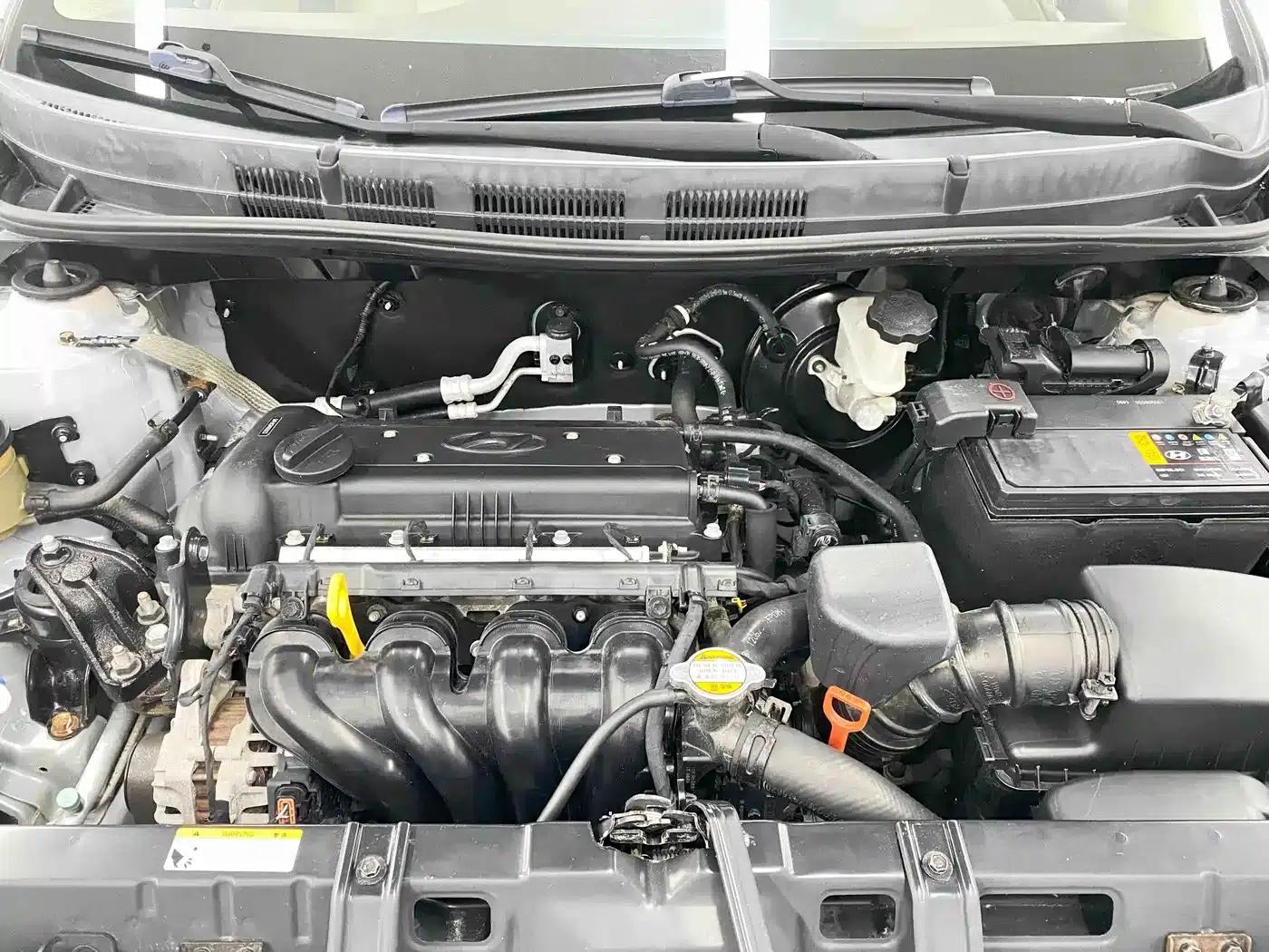 2010 Hyundai Reina Sedan 1.4L Automatic Fashion GT — миниатюра 23