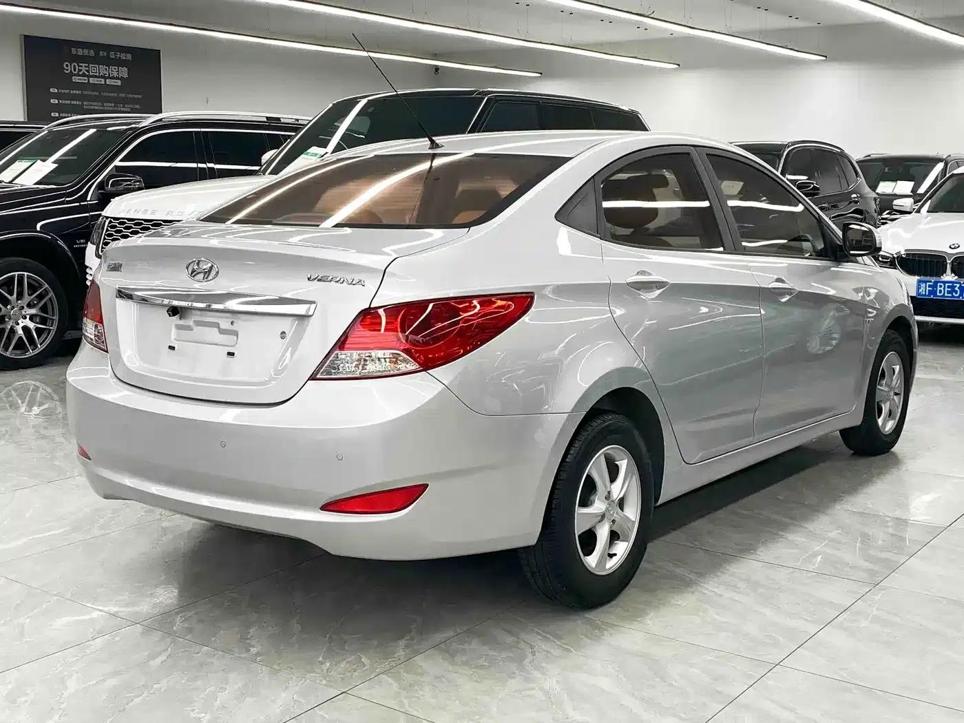 2010 Hyundai Reina Sedan 1.4L Automatic Fashion GT — миниатюра 4