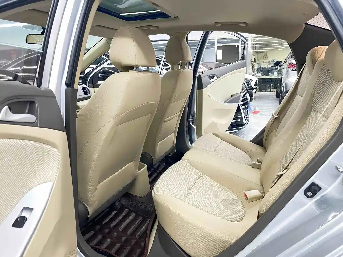 2010 Hyundai Reina Sedan 1.4L Automatic Fashion GT — миниатюра 8