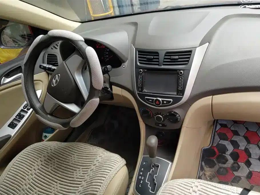 2010 Hyundai Reina Sedan 1.4L Automatic Fashion GT — миниатюра 12