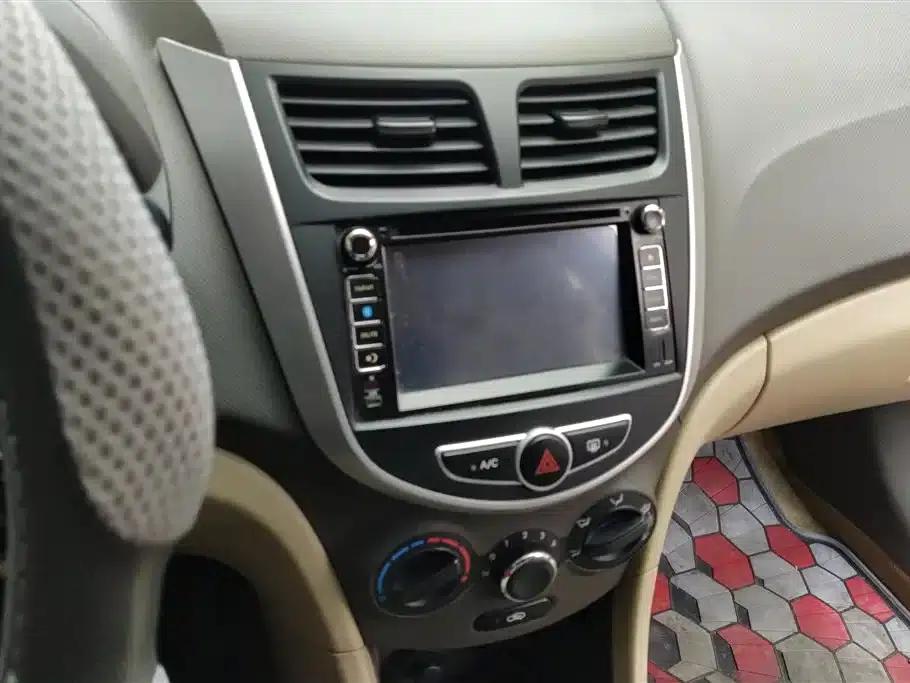 2010 Hyundai Reina Sedan 1.4L Automatic Fashion GT — миниатюра 13