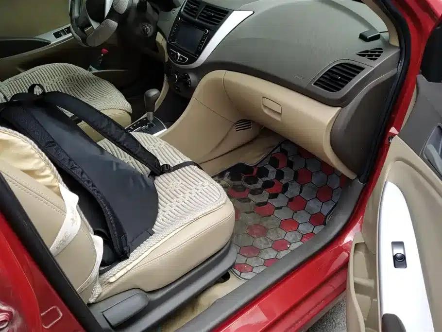 2010 Hyundai Reina Sedan 1.4L Automatic Fashion GT — миниатюра 8