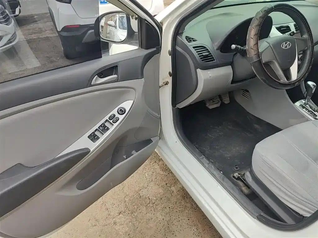 2016 Hyundai Reina 1.4L Automatic Intelligent GLS — миниатюра 16