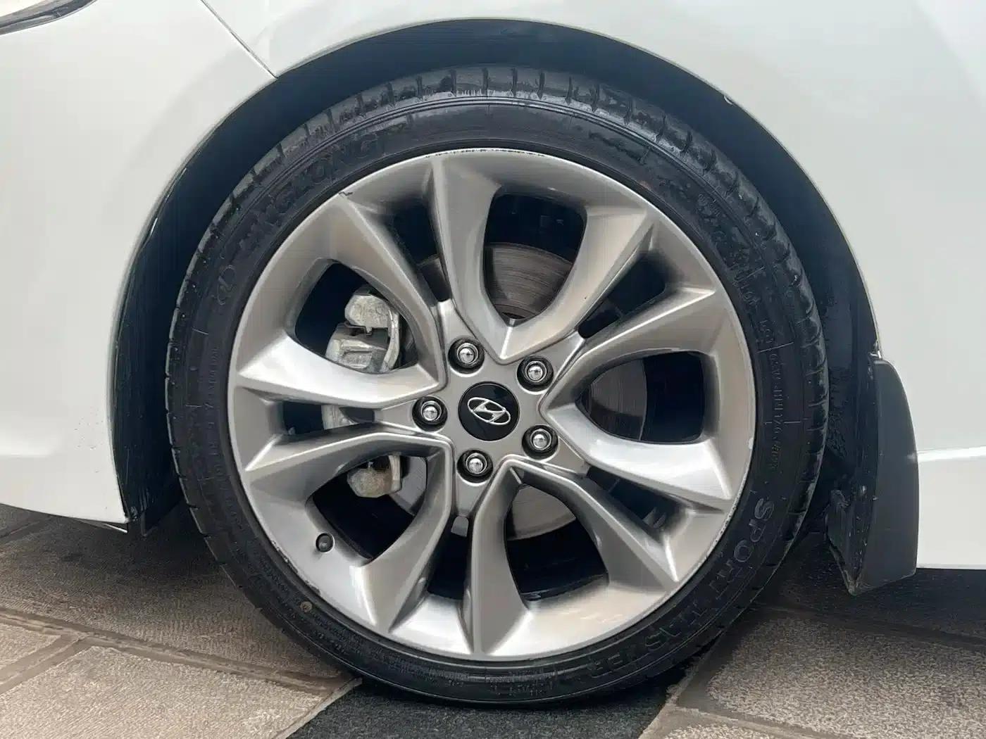 2015 Veloster 1.6T Automatic Luxury Edition — миниатюра 17
