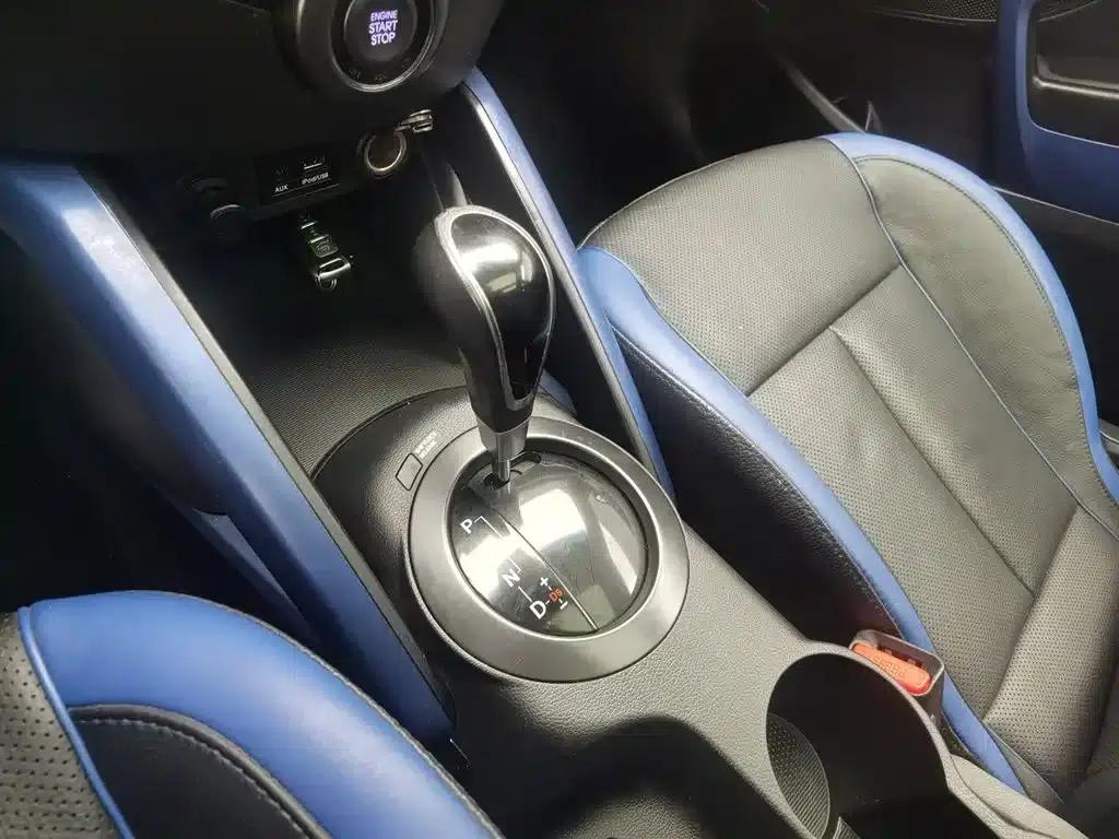 Veloster 2012 1.6T Automatic Luxury Edition — миниатюра 13