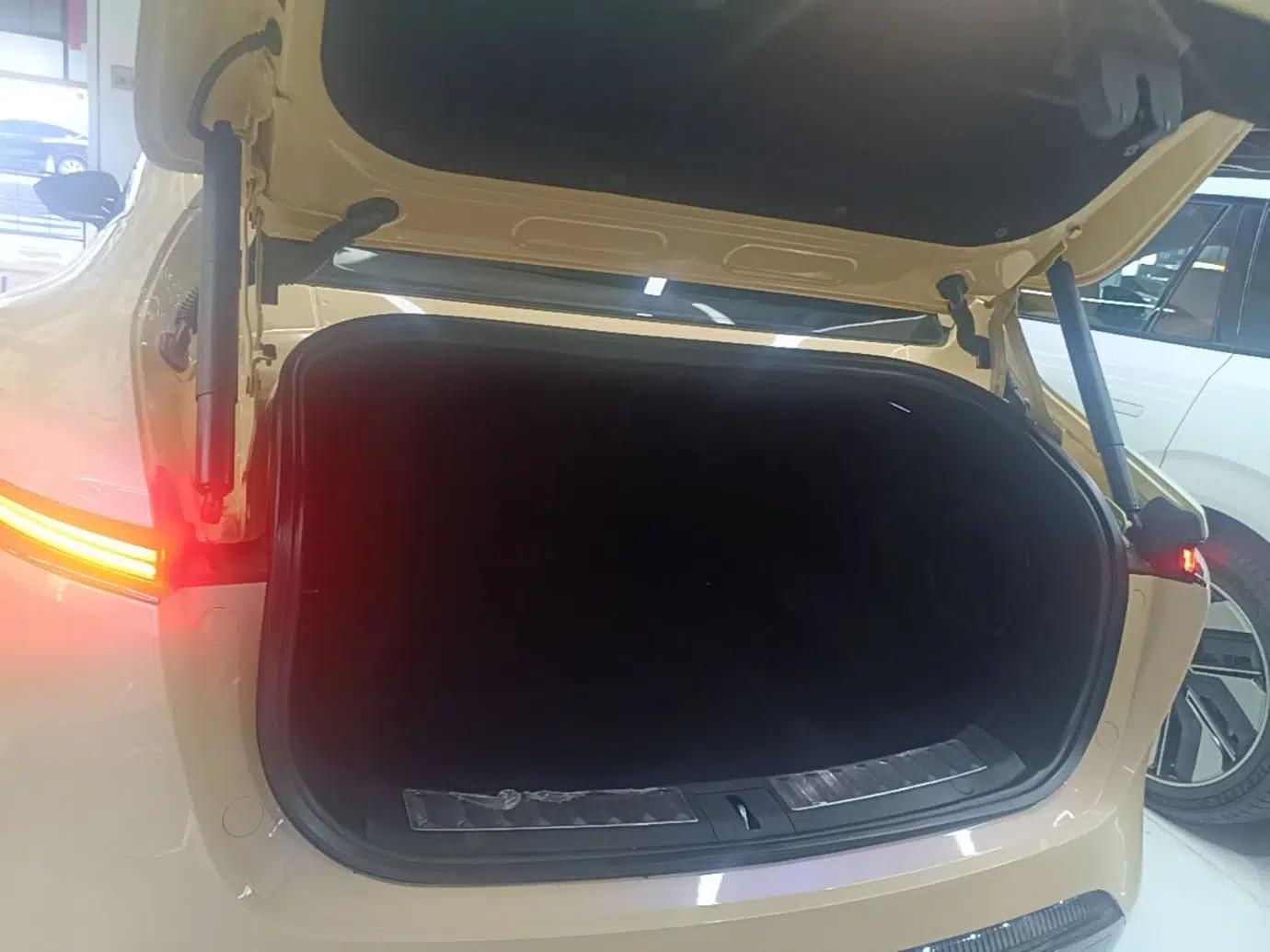 Avatr 11 2024 630 Rear-Wheel Drive Edition with Three Lasers — миниатюра 21