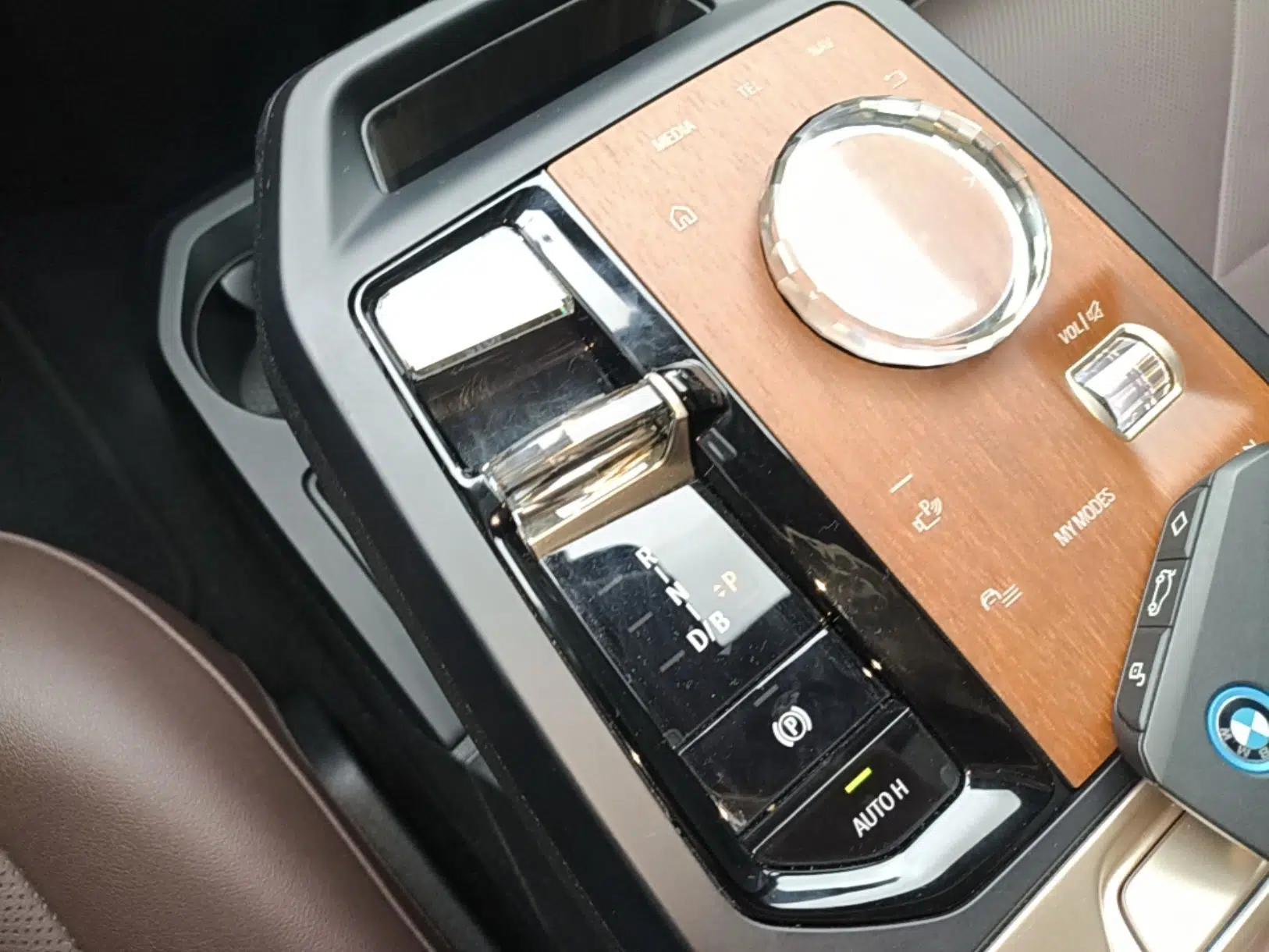 BMW iX 2022 xDrive40 — миниатюра 17