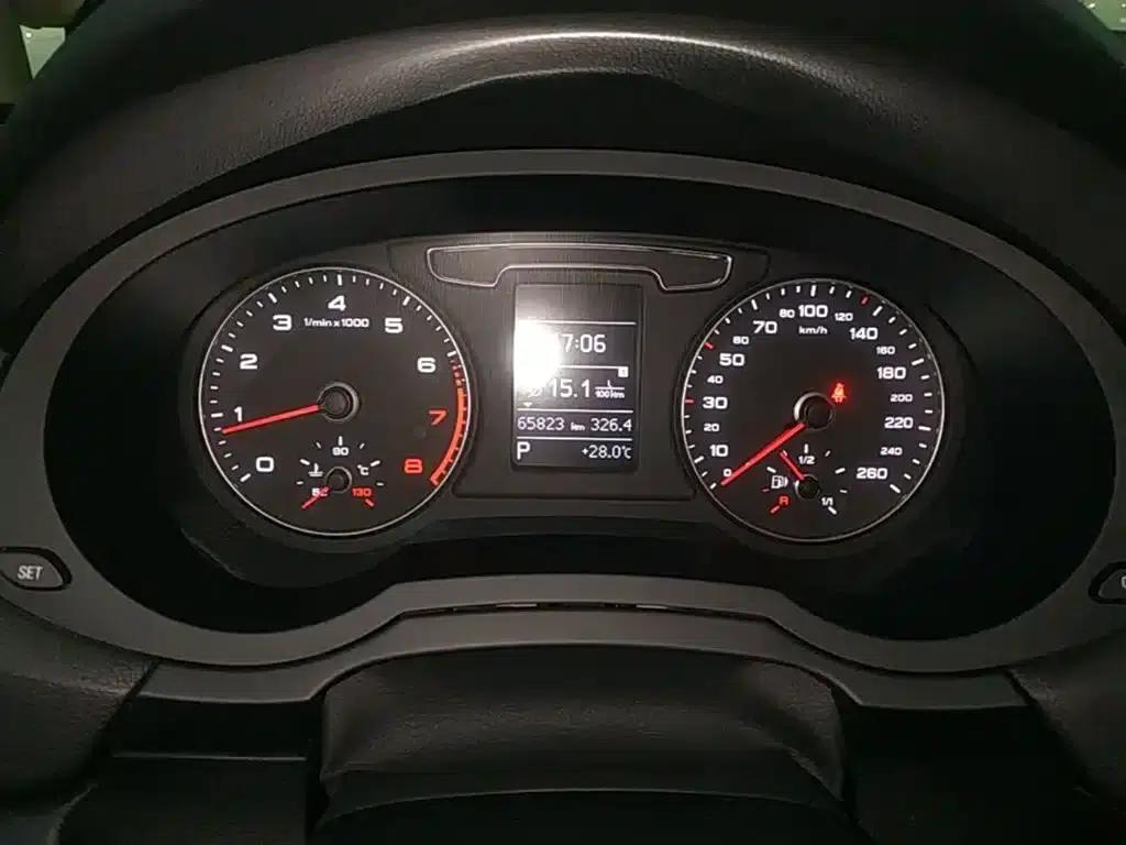 Audi Q3 2018 30th Anniversary Edition 30 TFSI Fashion Model — миниатюра 12