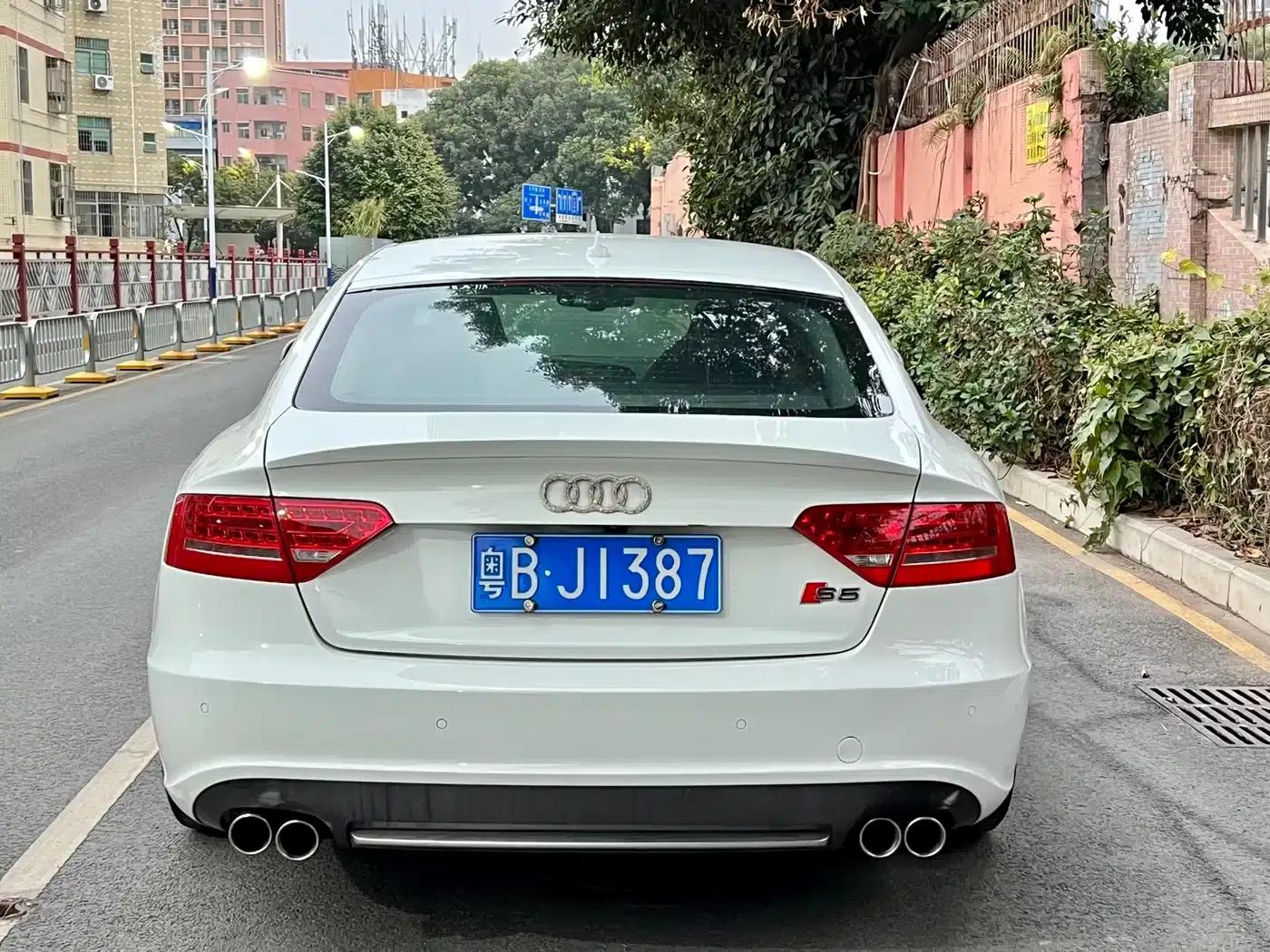 2010 Audi S5 3.0T Sportback — миниатюра 4