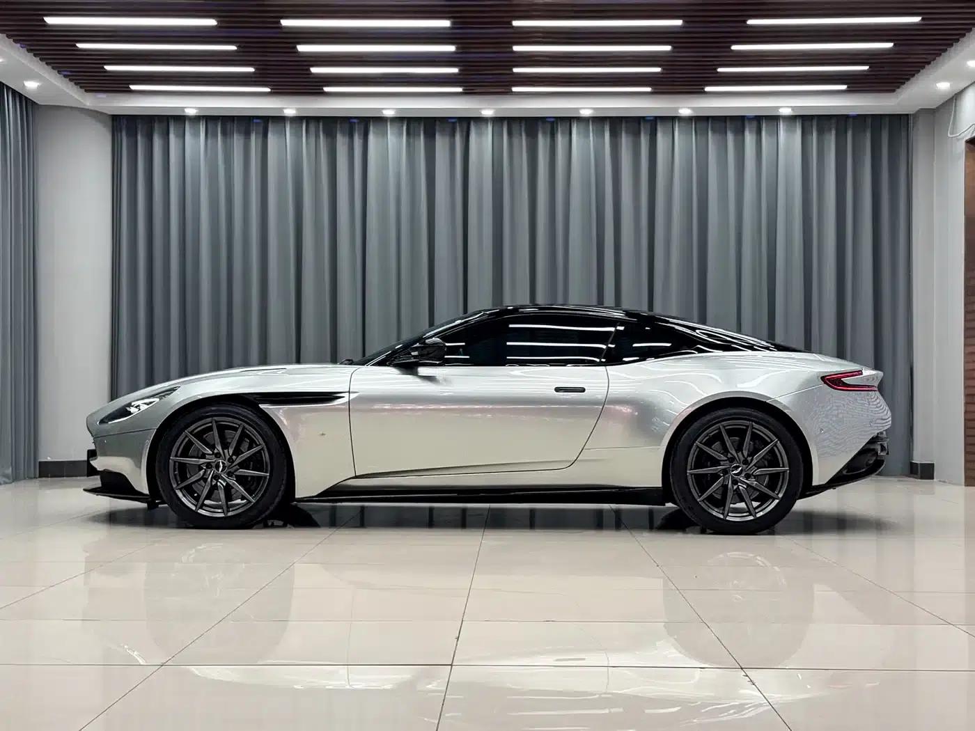 Aston Martin DB11 2016 5.2T First Edition — миниатюра 3
