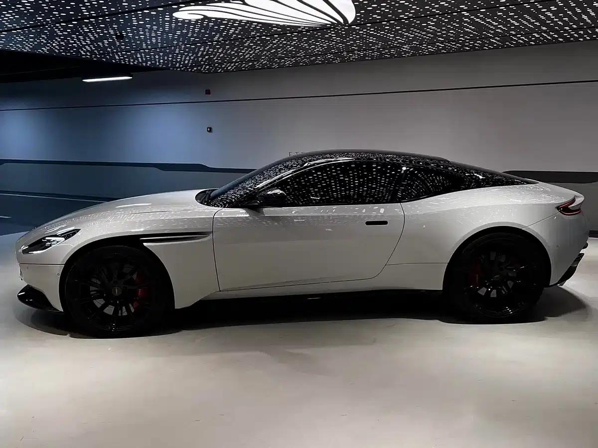 Aston Martin DB11 2022 4.0T V8 Coupe — миниатюра 3