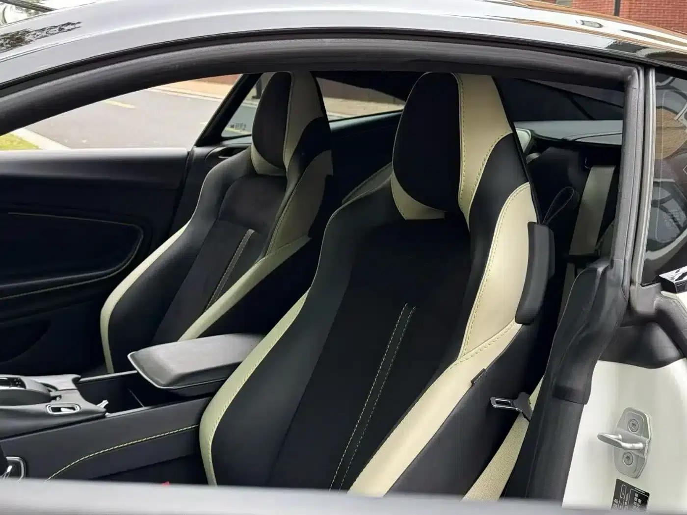 Aston Martin DB11 2022 4.0T V8 Coupe — миниатюра 7