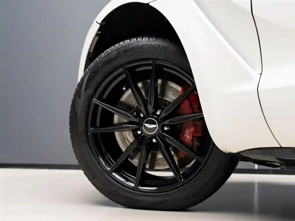 Aston Martin DBX 2023 3.0T STRAIGHT-SIX — миниатюра 4