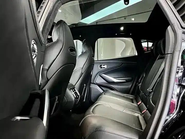 Aston Martin DBX 2021 4.0T V8: A Return to Simplicity — миниатюра 5