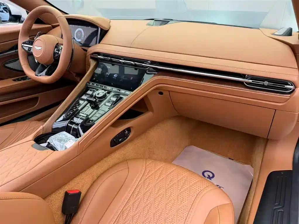 Aston Martin DB12 2023 4.0T V8 Volante — миниатюра 11
