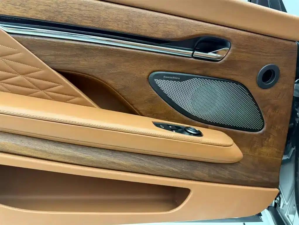 Aston Martin DB12 2023 4.0T V8 Volante — миниатюра 13