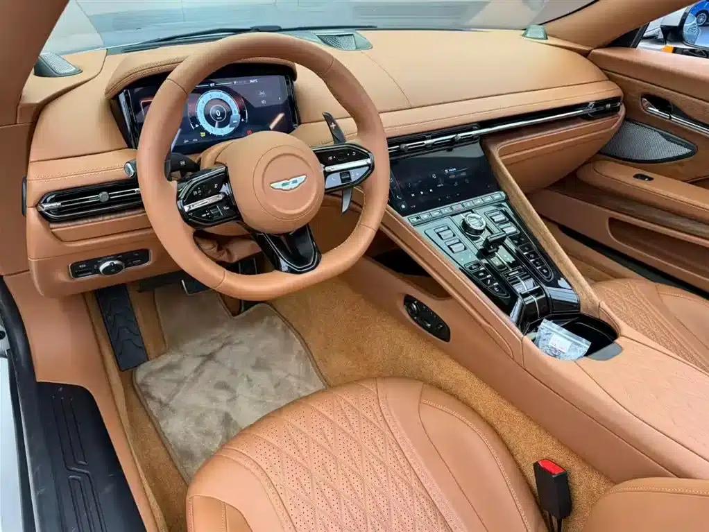 Aston Martin DB12 2023 4.0T V8 Volante — миниатюра 4