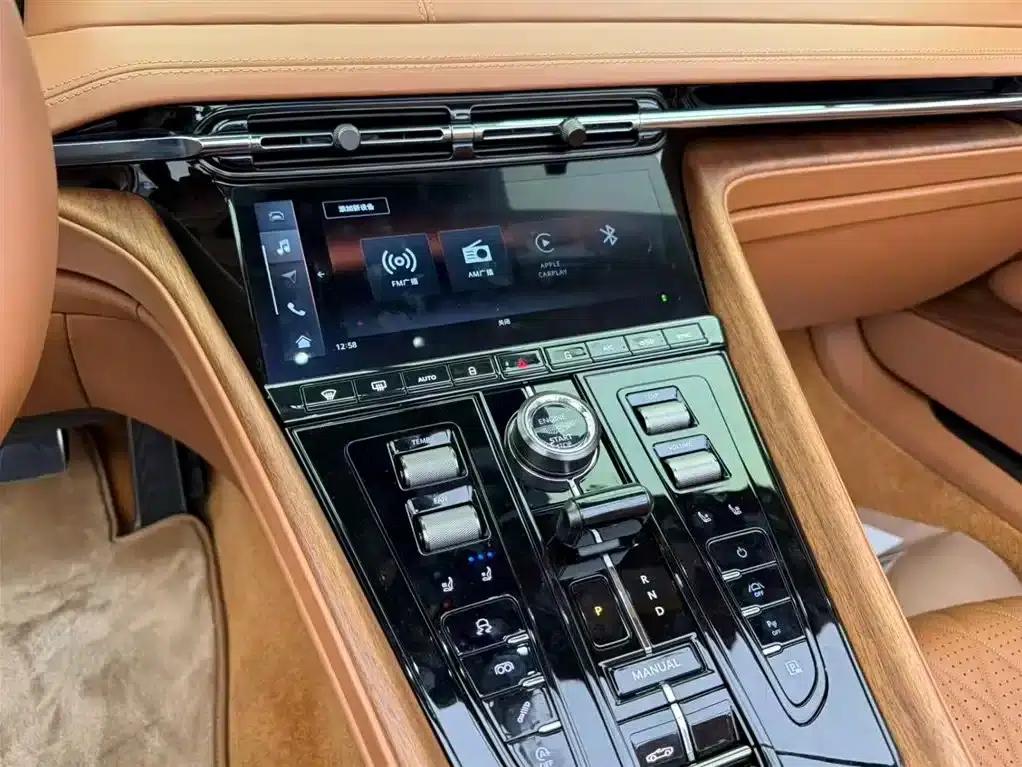 Aston Martin DB12 2023 4.0T V8 Volante — миниатюра 9