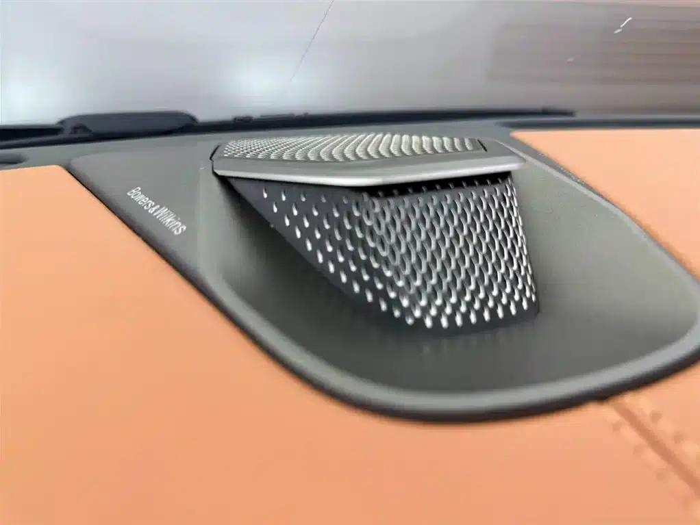 Aston Martin DB12 2023 4.0T V8 Volante — миниатюра 10