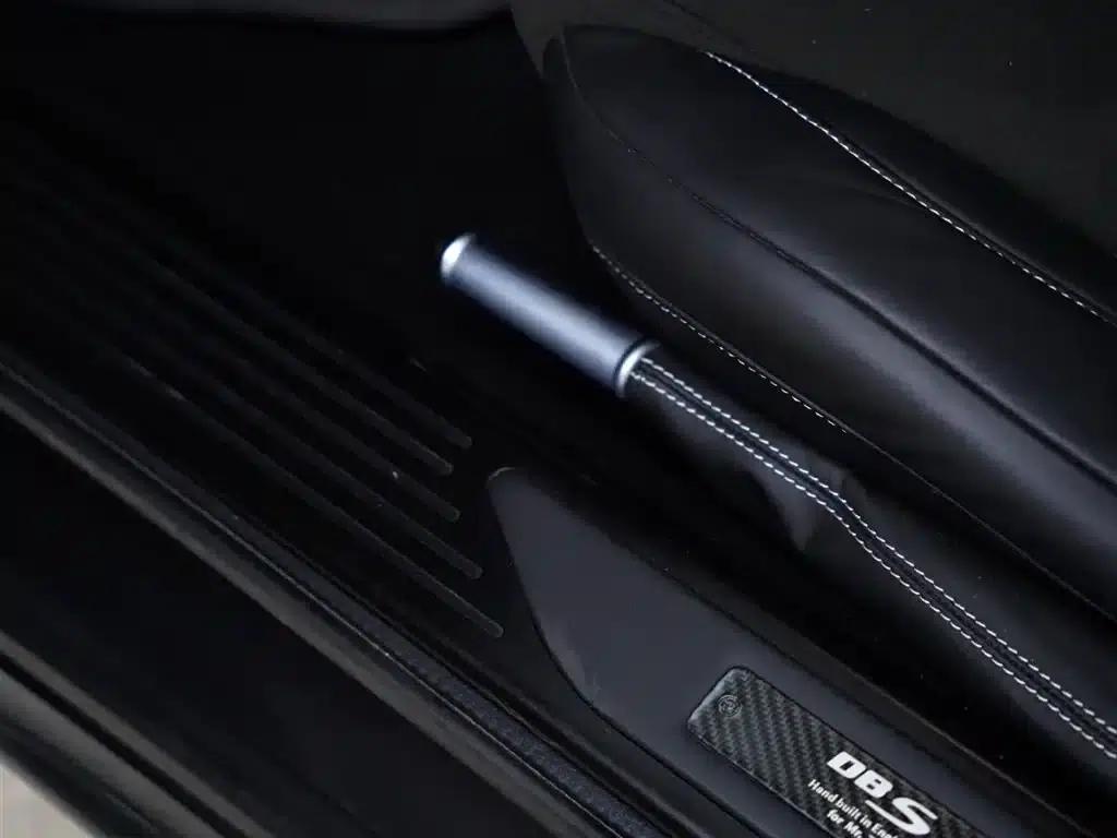 Aston Martin DBS 2009 6.0 Touchtronic Coupe — миниатюра 32